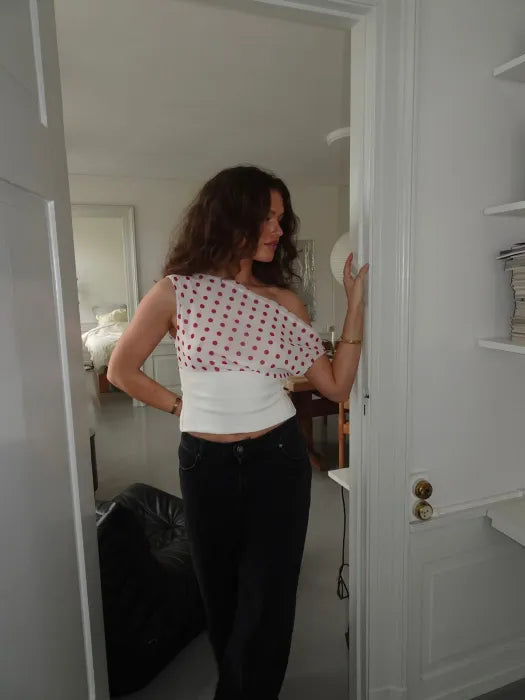 Top Asimétrico de Lunares – Estilo Chic y Femenino