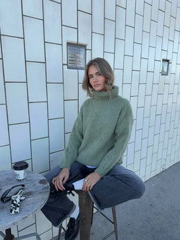 Jersey de Punto con Cuello Alto – Estilo Casual y Confort Total