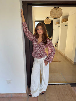 Top Safari Chic – Camiseta Ajustada con Botones