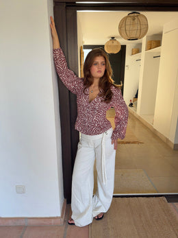 Top Safari Chic – Camiseta Ajustada con Botones