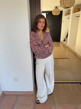 Top Safari Chic – Camiseta Ajustada con Botones