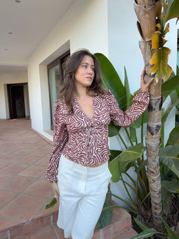 Top Safari Chic – Camiseta Ajustada con Botones