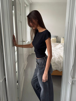 Top Minimalista Ajustado – Estilo Moderno y Versátil