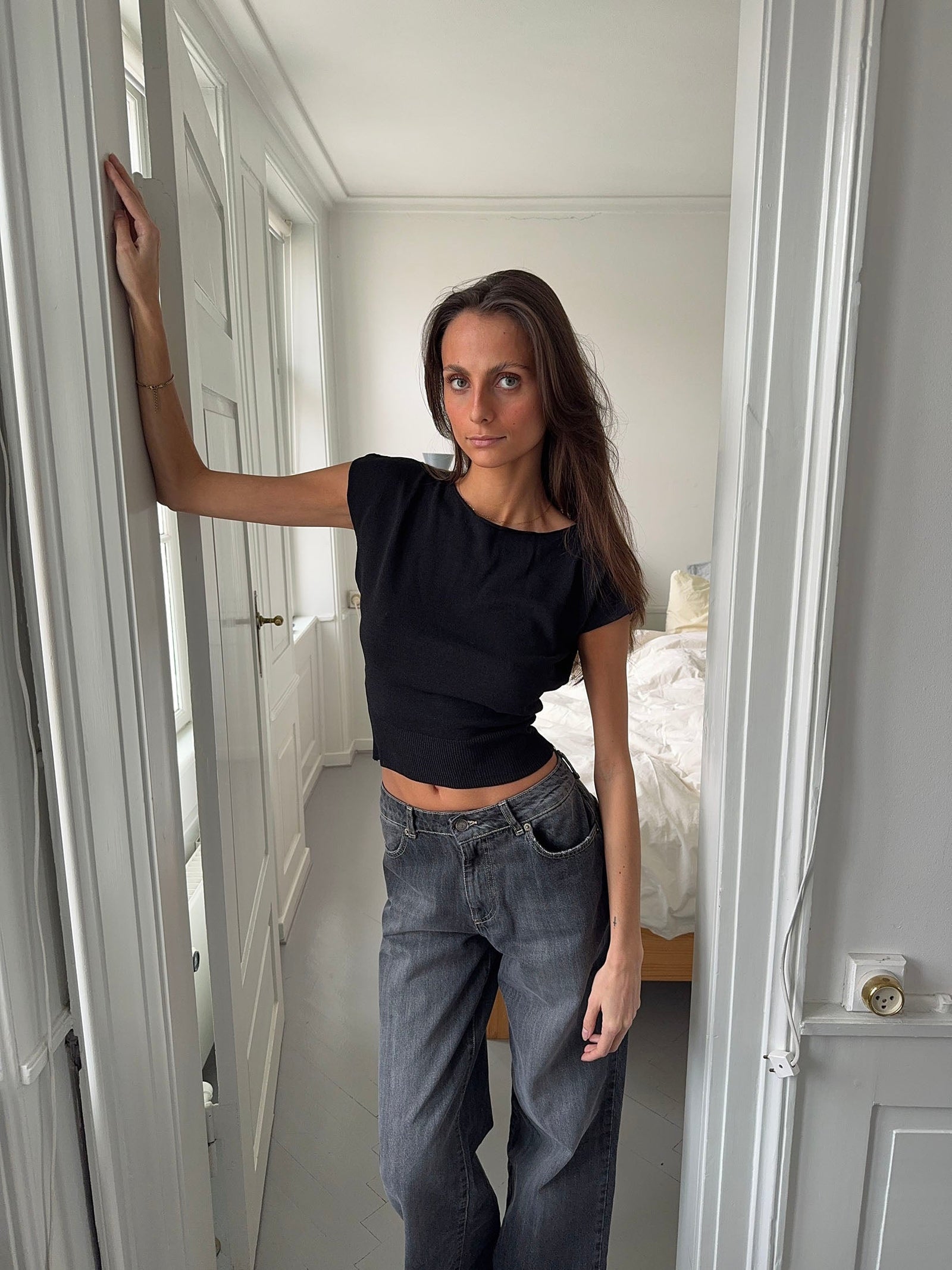 Top Minimalista Ajustado – Estilo Moderno y Versátil