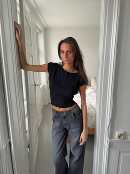 Top Minimalista Ajustado – Estilo Moderno y Versátil