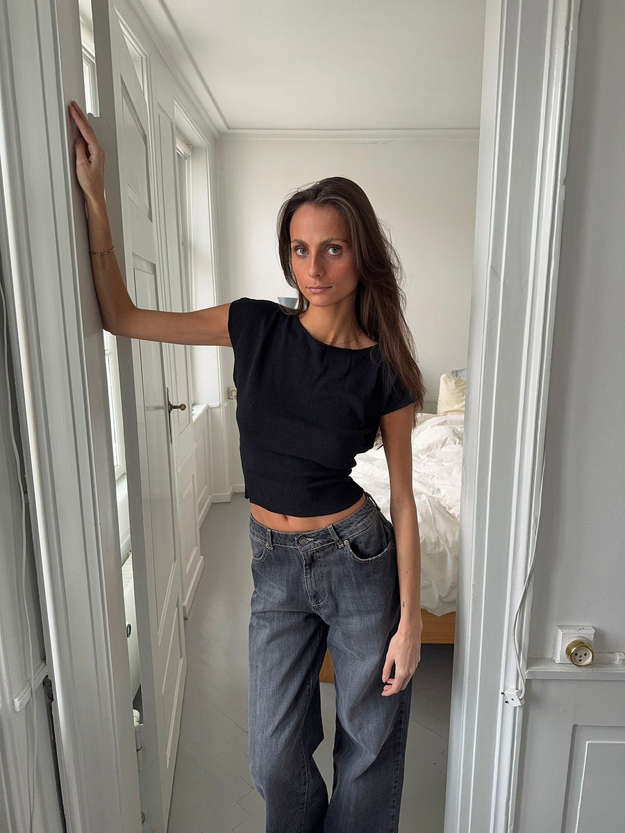 Top Minimalista Ajustado – Estilo Moderno y Versátil